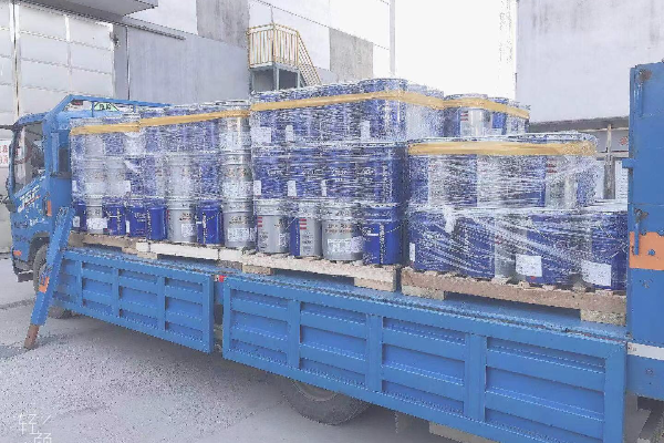 20噸的水性無機(jī)富鋅正在裝車發(fā)貨中